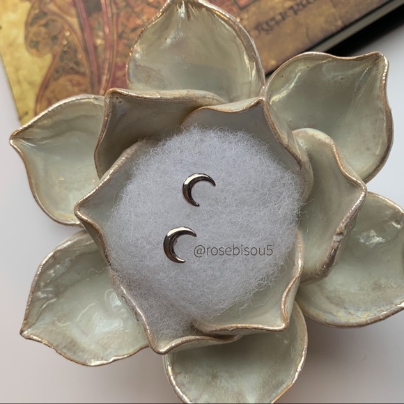 🌙🆕Boho Cresent Horn Silver Stud Earrings - Picture 5 of 8